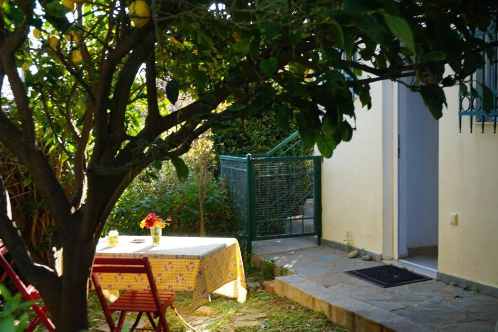 Cosy With Private Yard Saronida