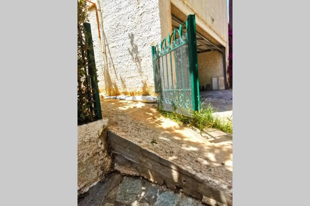 Cosy With Private Yard * Saronida