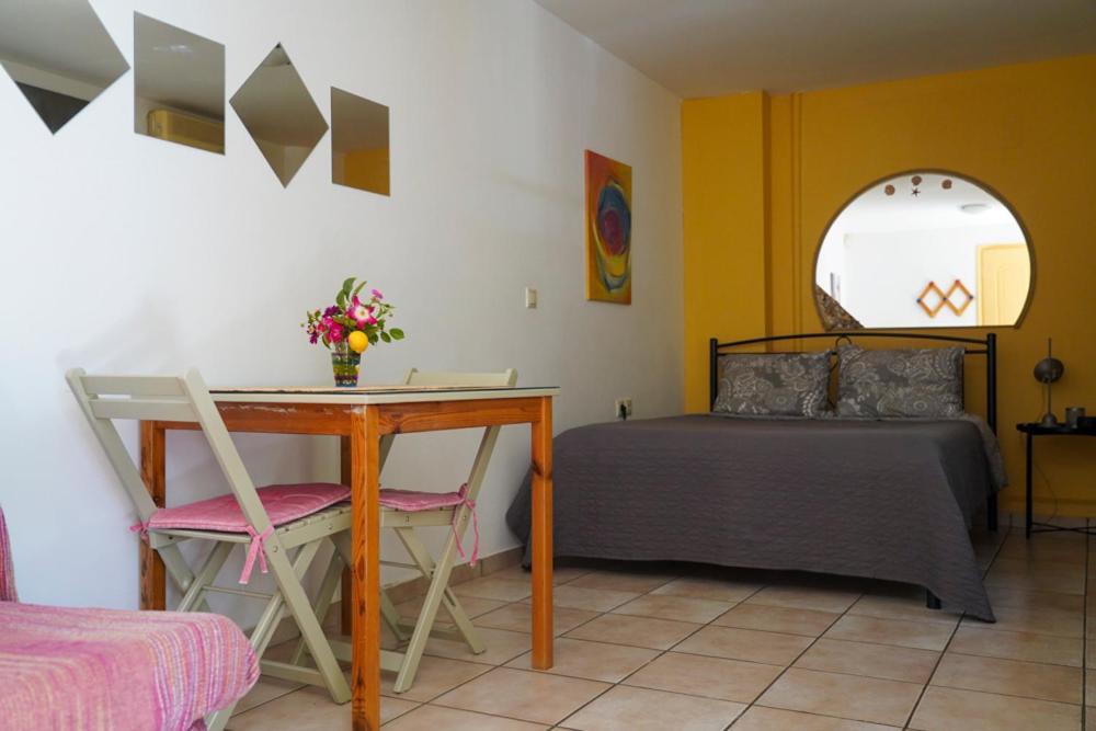 Cosy With Private Yard Saronida