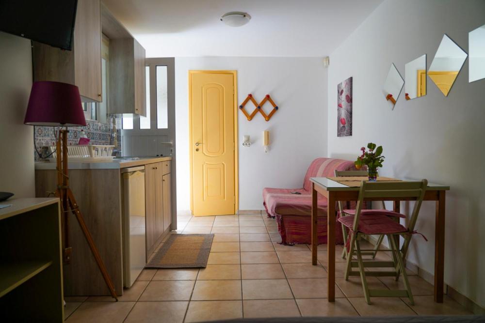 Cosy With Private Yard Saronida