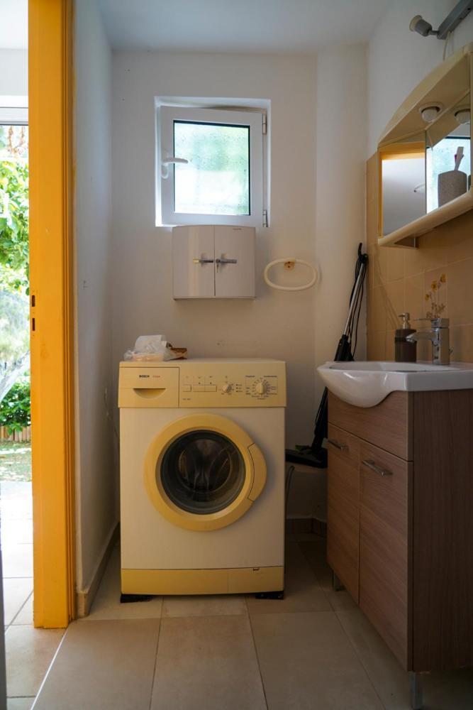 Cosy With Private Yard * Saronida